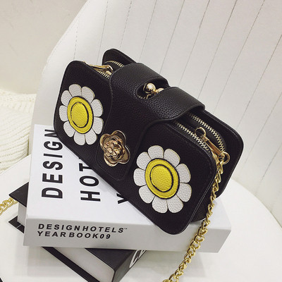 άνοιξη φρέσκα τακτοποιημένο κυρίας μίνι τσάντα σε διάφορα χρώματα