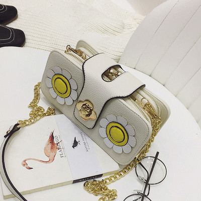 άνοιξη φρέσκα τακτοποιημένο κυρίας μίνι τσάντα σε διάφορα χρώματα