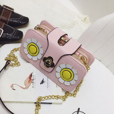 άνοιξη φρέσκα τακτοποιημένο κυρίας μίνι τσάντα σε διάφορα χρώματα