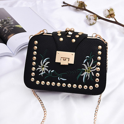 Πολύ ενδιαφέρον τσάντα με χρυσές χάντρες και κεντήματα των λουλουδιών