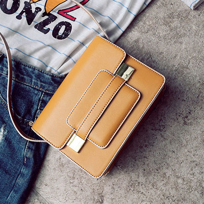 Дамска кожена черна чанта с дълга дръжка и малък джоб