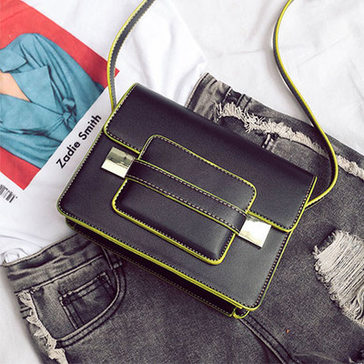 Дамска кожена черна чанта с дълга дръжка и малък джоб