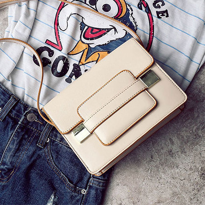 Дамска кожена черна чанта с дълга дръжка и малък джоб