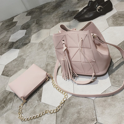 Стилен модел дамска пролетна чанта от изкуствена кожа с пискюли