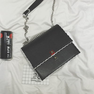 Καθημερινά τσάντα με το χέρι και ιμάντα ώμου πάνω από τον ώμο του, σε δύο διαφορετικά χρώματα