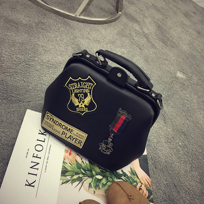 Εξαιρετική γυναικεία τσάντα, κατάλληλη για όλες τις εποχές με ενδιαφέροντα στοιχεία