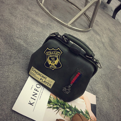 Εξαιρετική γυναικεία τσάντα, κατάλληλη για όλες τις εποχές με ενδιαφέροντα στοιχεία