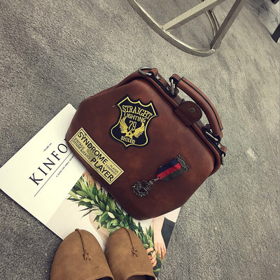 Εξαιρετική γυναικεία τσάντα, κατάλληλη για όλες τις εποχές με ενδιαφέροντα στοιχεία