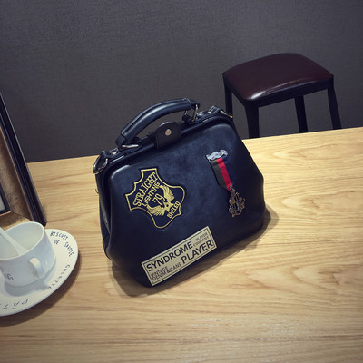 Εξαιρετική γυναικεία τσάντα, κατάλληλη για όλες τις εποχές με ενδιαφέροντα στοιχεία