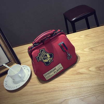 Εξαιρετική γυναικεία τσάντα, κατάλληλη για όλες τις εποχές με ενδιαφέροντα στοιχεία