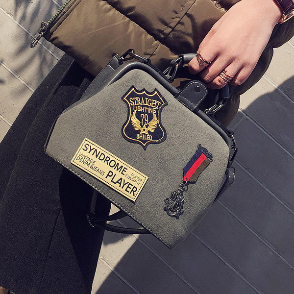 Εξαιρετική γυναικεία τσάντα, κατάλληλη για όλες τις εποχές με ενδιαφέροντα στοιχεία