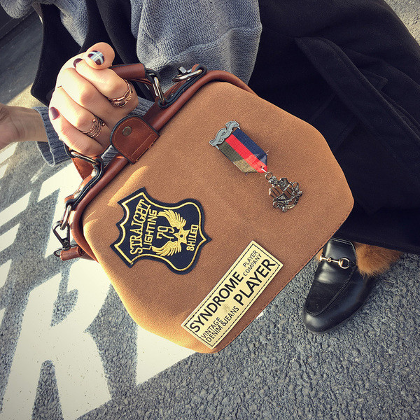 Εξαιρετική γυναικεία τσάντα, κατάλληλη για όλες τις εποχές με ενδιαφέροντα στοιχεία