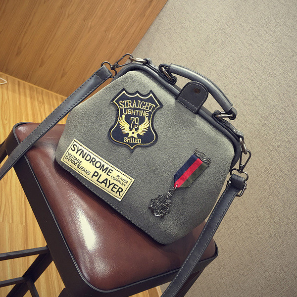 Εξαιρετική γυναικεία τσάντα, κατάλληλη για όλες τις εποχές με ενδιαφέροντα στοιχεία