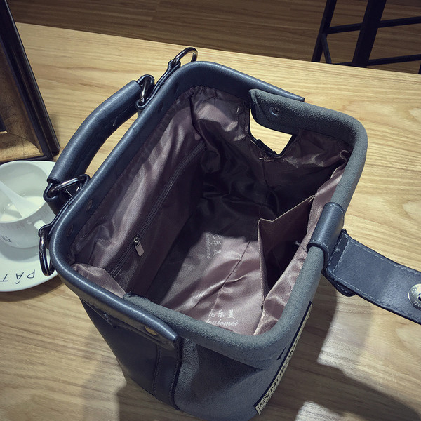 Εξαιρετική γυναικεία τσάντα, κατάλληλη για όλες τις εποχές με ενδιαφέροντα στοιχεία