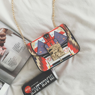 Υπέροχο μικρό έγχρωμο τσάντα με χρυσή μακριά λαβή