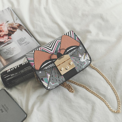 Υπέροχο μικρό έγχρωμο τσάντα με χρυσή μακριά λαβή