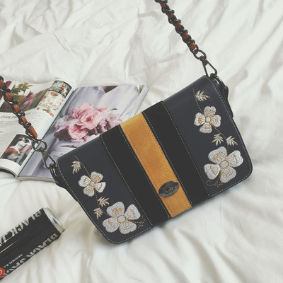 Μαύρη τσάντα με μακριές λαβές και κέντημα λουλούδια