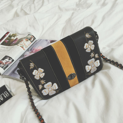 Μαύρη τσάντα με μακριές λαβές και κέντημα λουλούδια