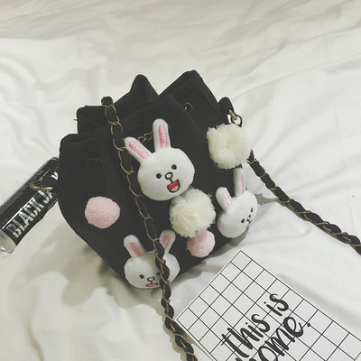 Μια μεγάλη καθημερινή τσάντα τύπου τσάντα με συνημμένο χνουδωτά παιχνίδια