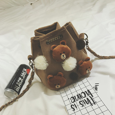 Μια μεγάλη καθημερινή τσάντα τύπου τσάντα με συνημμένο χνουδωτά παιχνίδια