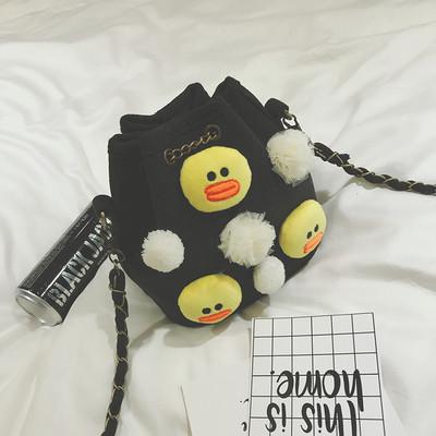 Μια μεγάλη καθημερινή τσάντα τύπου τσάντα με συνημμένο χνουδωτά παιχνίδια