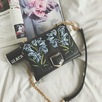 Μοναδική τσάντα με μακριά λαβή και όμορφη χρυσή κεντήματα