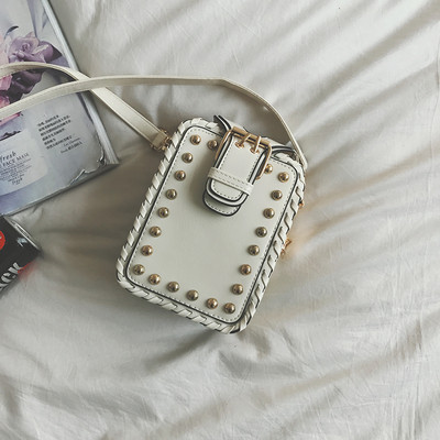 Страхотна дамска мини чантичка с перли тип портфейлче и дълга дръжка