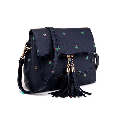 Малка дамска чанта с пискюли и малки анимирани апликации