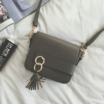 Δερμάτινη γυναικεία τσάντα  με κρίκο και μακρύ χερούλι