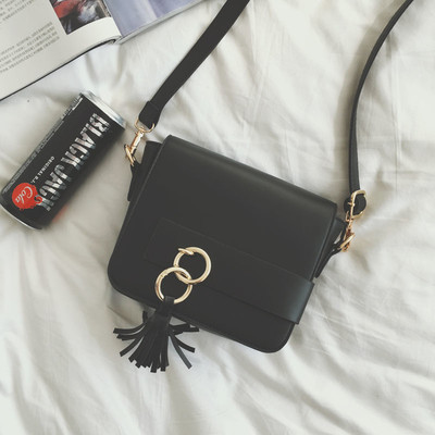 Δερμάτινη γυναικεία τσάντα  με κρίκο και μακρύ χερούλι