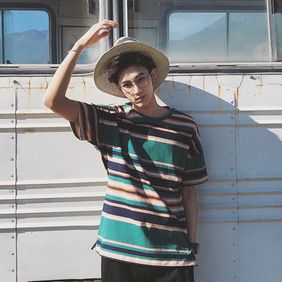 Μεγάλη πολύχρωμο αρσενικό μακρύ T-shirt