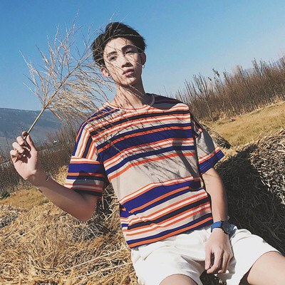 Μεγάλη πολύχρωμο αρσενικό μακρύ T-shirt