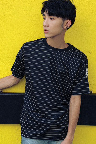 Μεγάλη ριγέ αρσενικό μακρύ T-shirt σε μαύρο και άσπρο