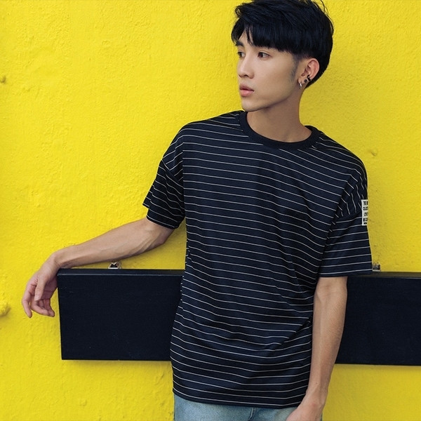 Μεγάλη ριγέ αρσενικό μακρύ T-shirt σε μαύρο και άσπρο