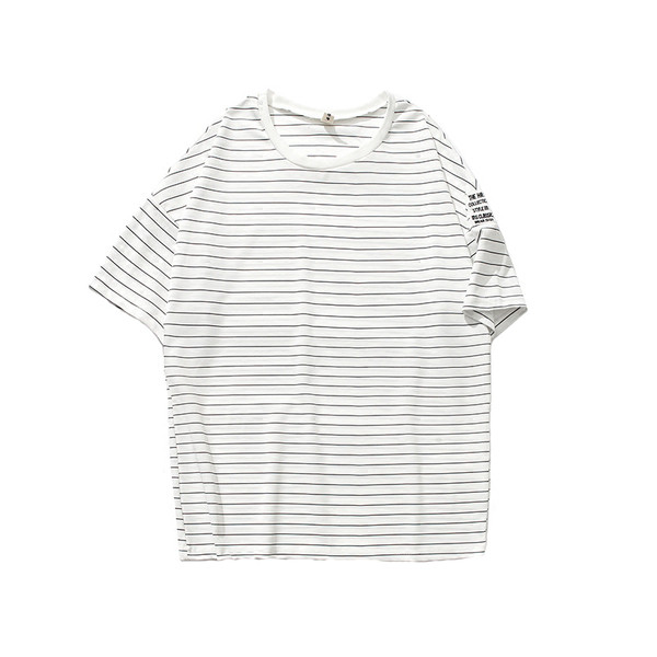 Μεγάλη ριγέ αρσενικό μακρύ T-shirt σε μαύρο και άσπρο