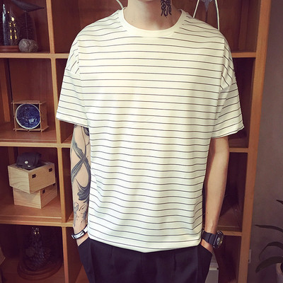 Μεγάλη ριγέ αρσενικό μακρύ T-shirt σε μαύρο και άσπρο