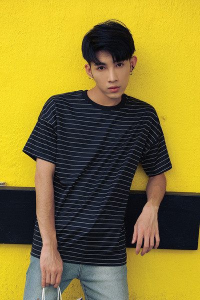 Μεγάλη ριγέ αρσενικό μακρύ T-shirt σε μαύρο και άσπρο