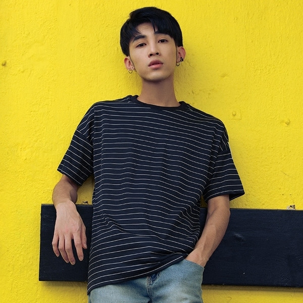 Μεγάλη ριγέ αρσενικό μακρύ T-shirt σε μαύρο και άσπρο