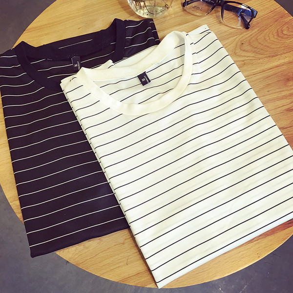 Μεγάλη ριγέ αρσενικό μακρύ T-shirt σε μαύρο και άσπρο