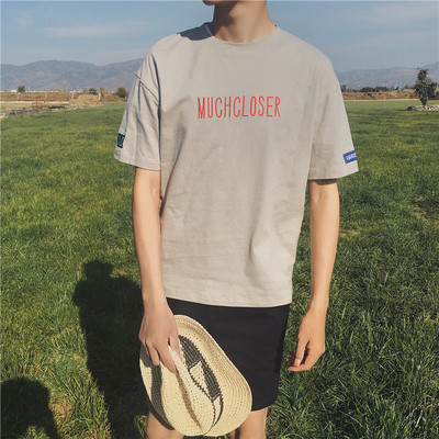 Καταπληκτική mens μακρύ T-shirt με κοντά μανίκια και μια επιγραφή «MUCHCLOSER» σε δύο χρώματα