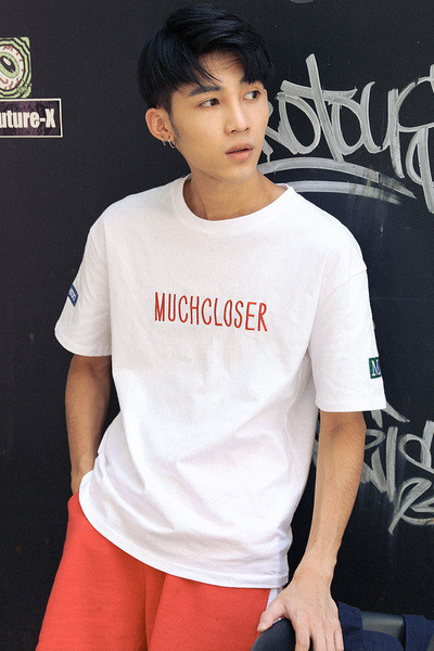 Καταπληκτική mens μακρύ T-shirt με κοντά μανίκια και μια επιγραφή «MUCHCLOSER» σε δύο χρώματα