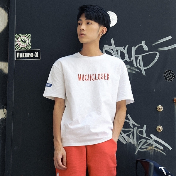 Καταπληκτική mens μακρύ T-shirt με κοντά μανίκια και μια επιγραφή «MUCHCLOSER» σε δύο χρώματα