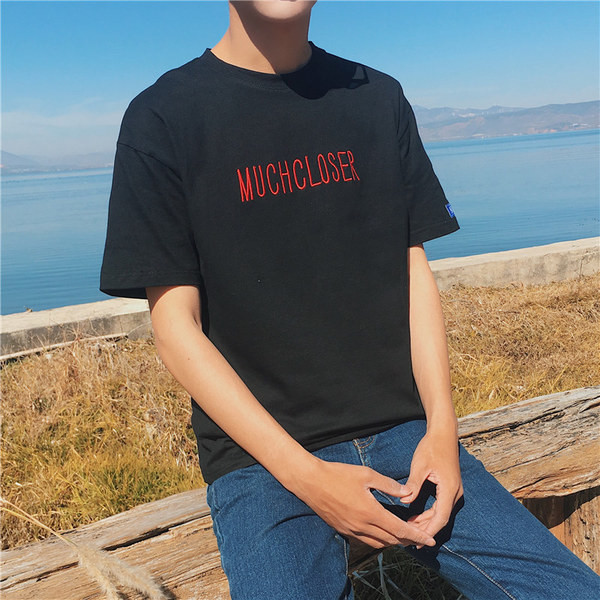 Καταπληκτική mens μακρύ T-shirt με κοντά μανίκια και μια επιγραφή «MUCHCLOSER» σε δύο χρώματα