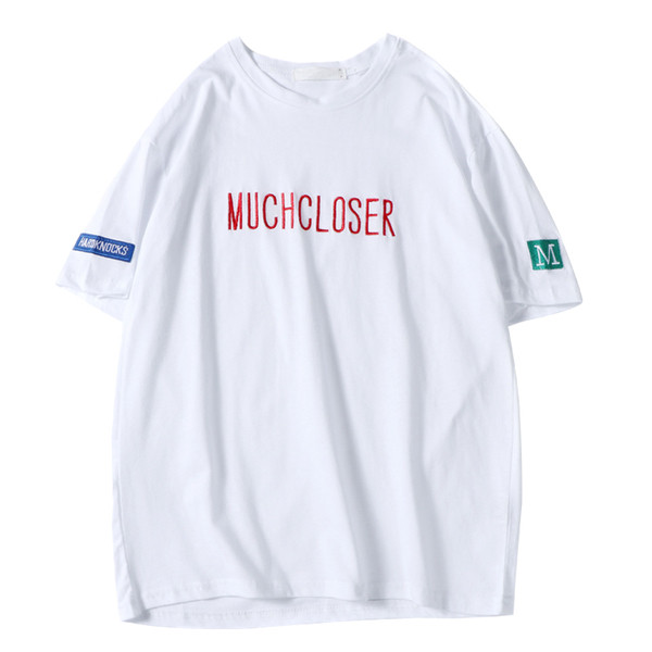 Καταπληκτική mens μακρύ T-shirt με κοντά μανίκια και μια επιγραφή «MUCHCLOSER» σε δύο χρώματα