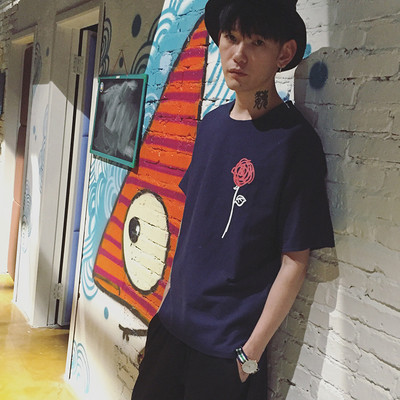 shirt των ανδρών κάνναβης με φαρδιά μανίκια και τριαντάφυλλο σε λευκό και μπλε έκδοση