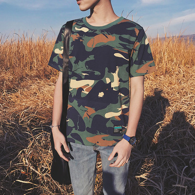 Μεγάλη καμουφλάζ σπορ πουκάμισο ένα κομψό άνδρες με κοντά μανίκια