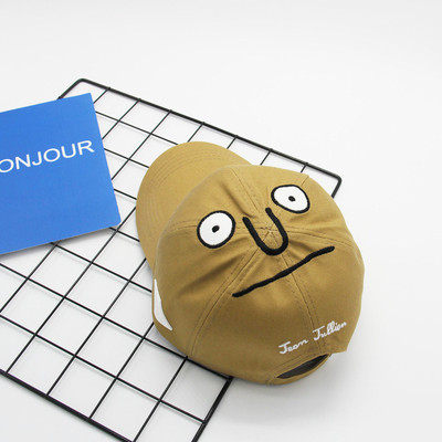 Много интересна спортна дамска шапка с козирка