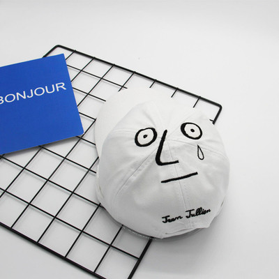 Много интересна спортна дамска шапка с козирка