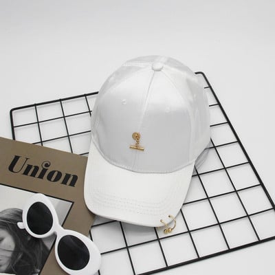 Уникална дамска спортно-елегантна шапка с козирка и златиста висулка