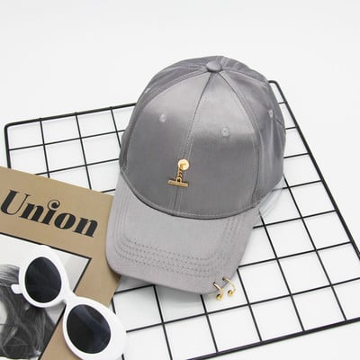 Уникална дамска спортно-елегантна шапка с козирка и златиста висулка